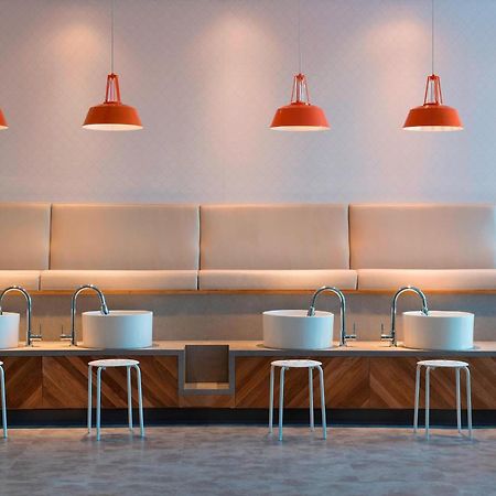 Courtyard By Marriott Calgary South Hotel Bagian luar foto