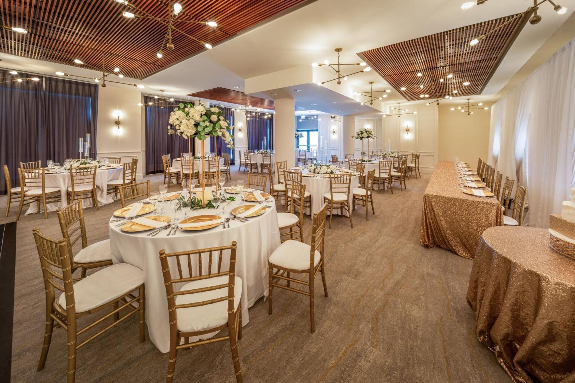 Courtyard By Marriott Calgary South Hotel Bagian luar foto