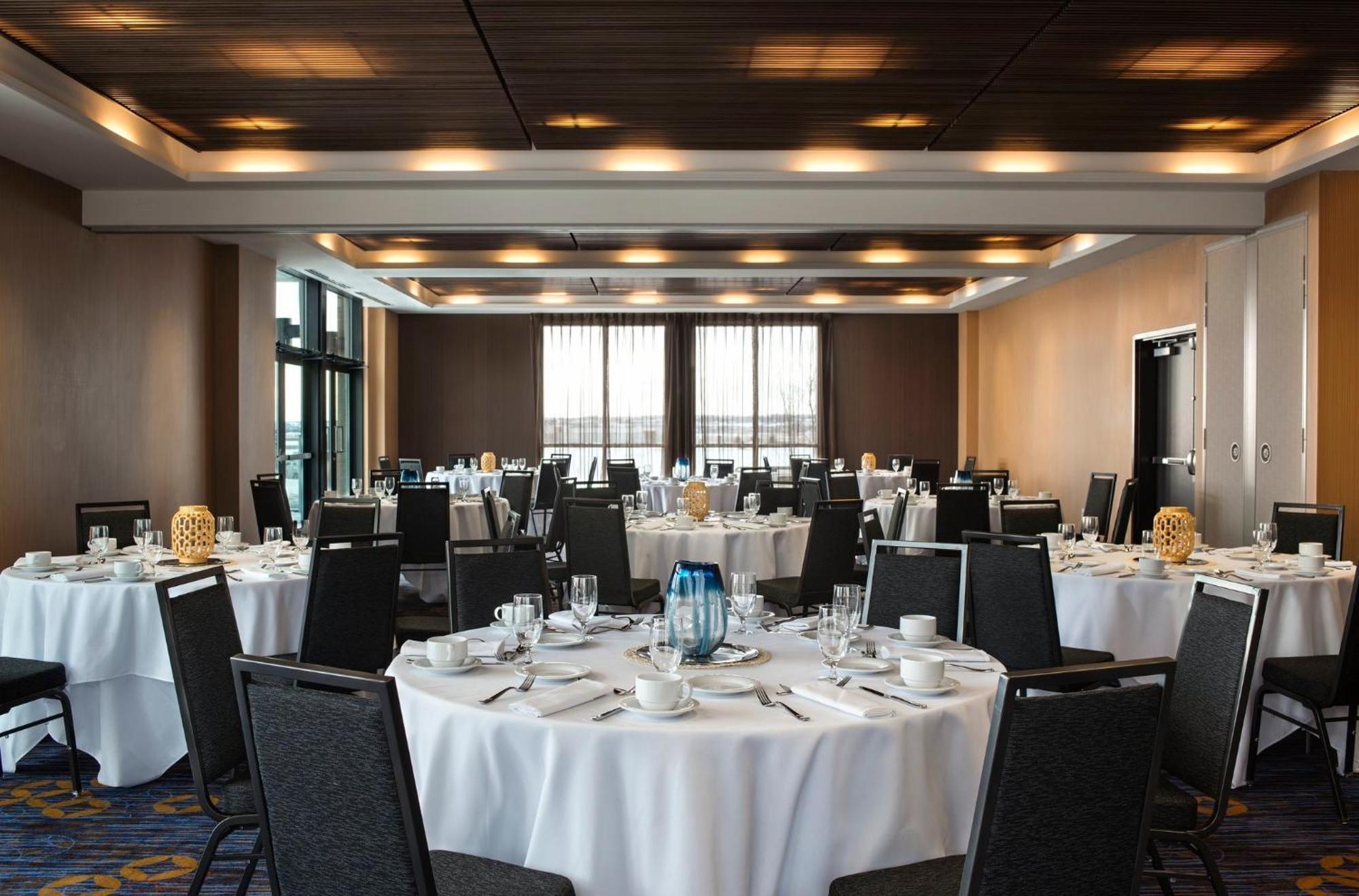 Courtyard By Marriott Calgary South Hotel Bagian luar foto