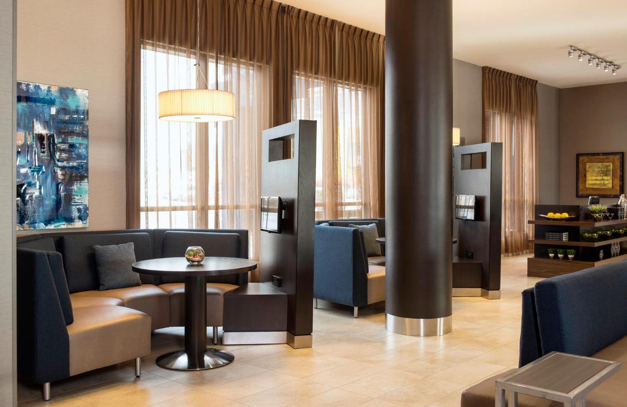 Courtyard By Marriott Calgary South Hotel Bagian luar foto
