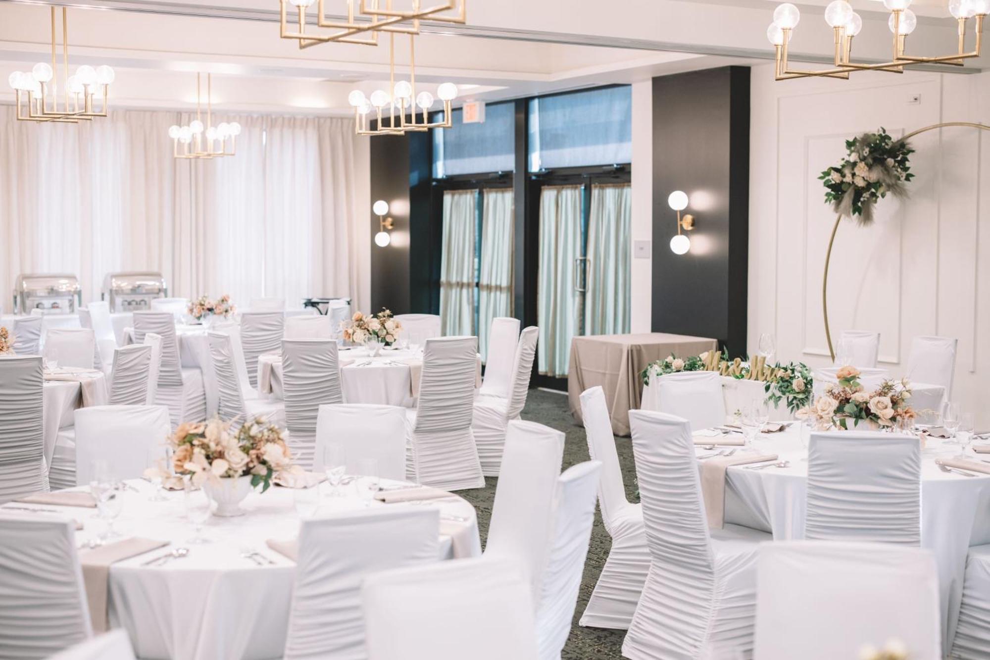 Courtyard By Marriott Calgary South Hotel Bagian luar foto