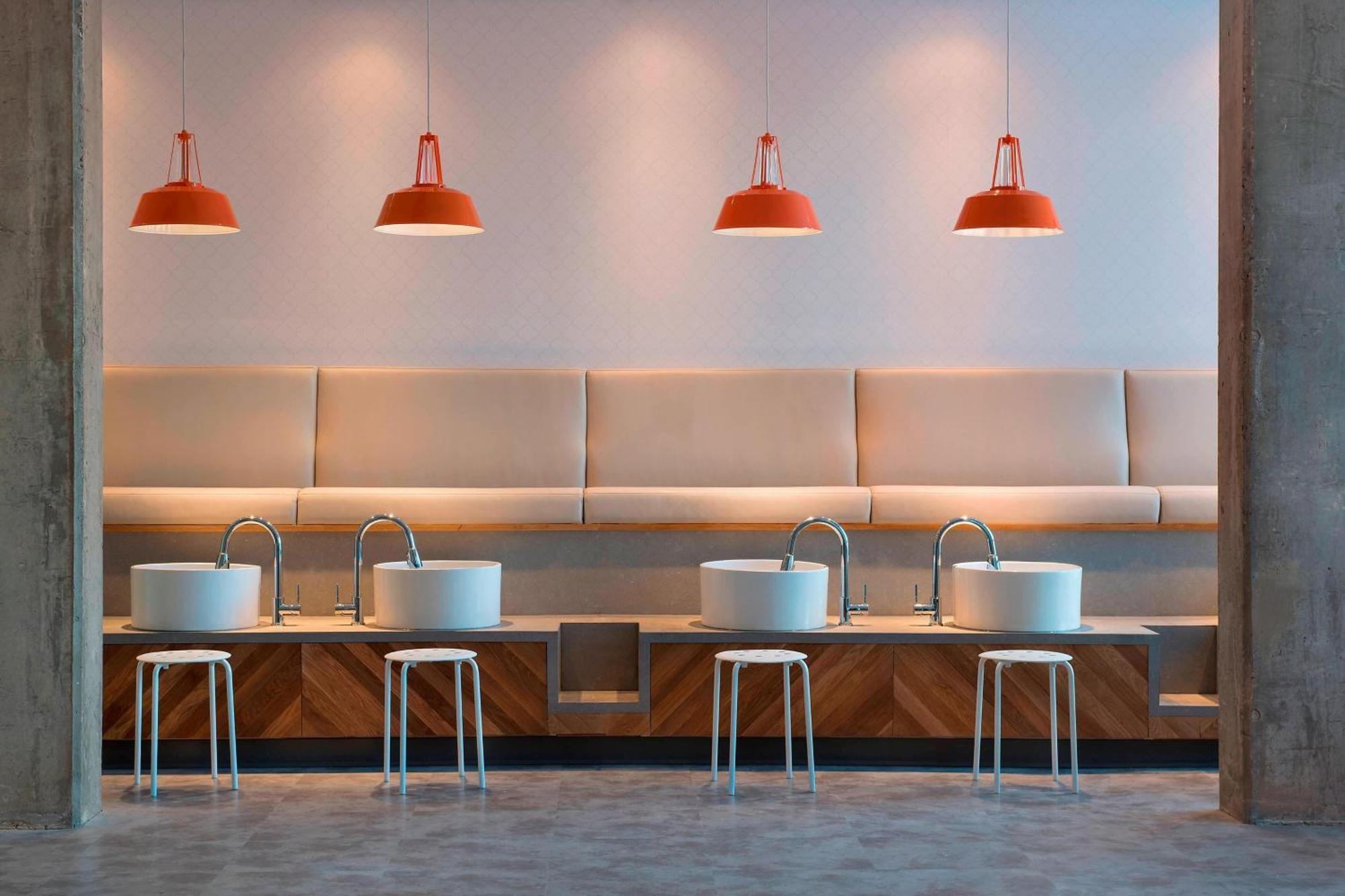 Courtyard By Marriott Calgary South Hotel Bagian luar foto