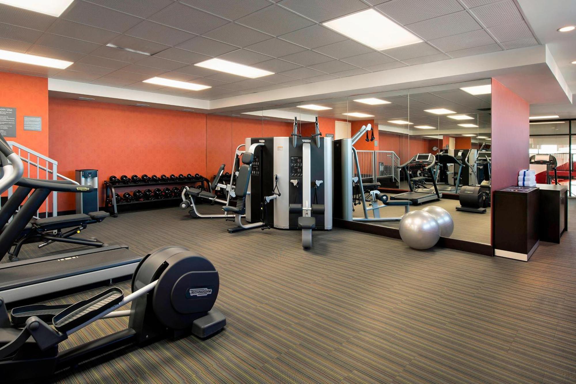 Courtyard By Marriott Calgary South Hotel Bagian luar foto