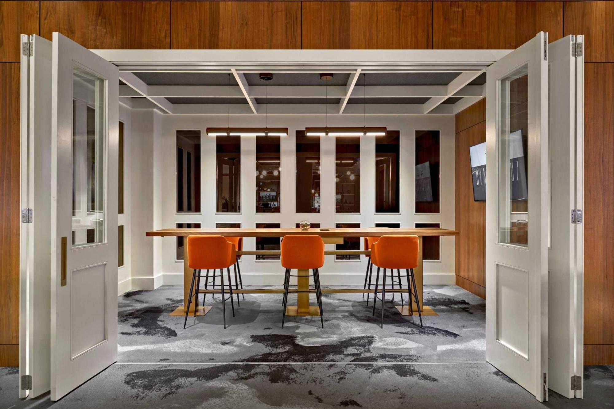 Courtyard By Marriott Calgary South Hotel Bagian luar foto