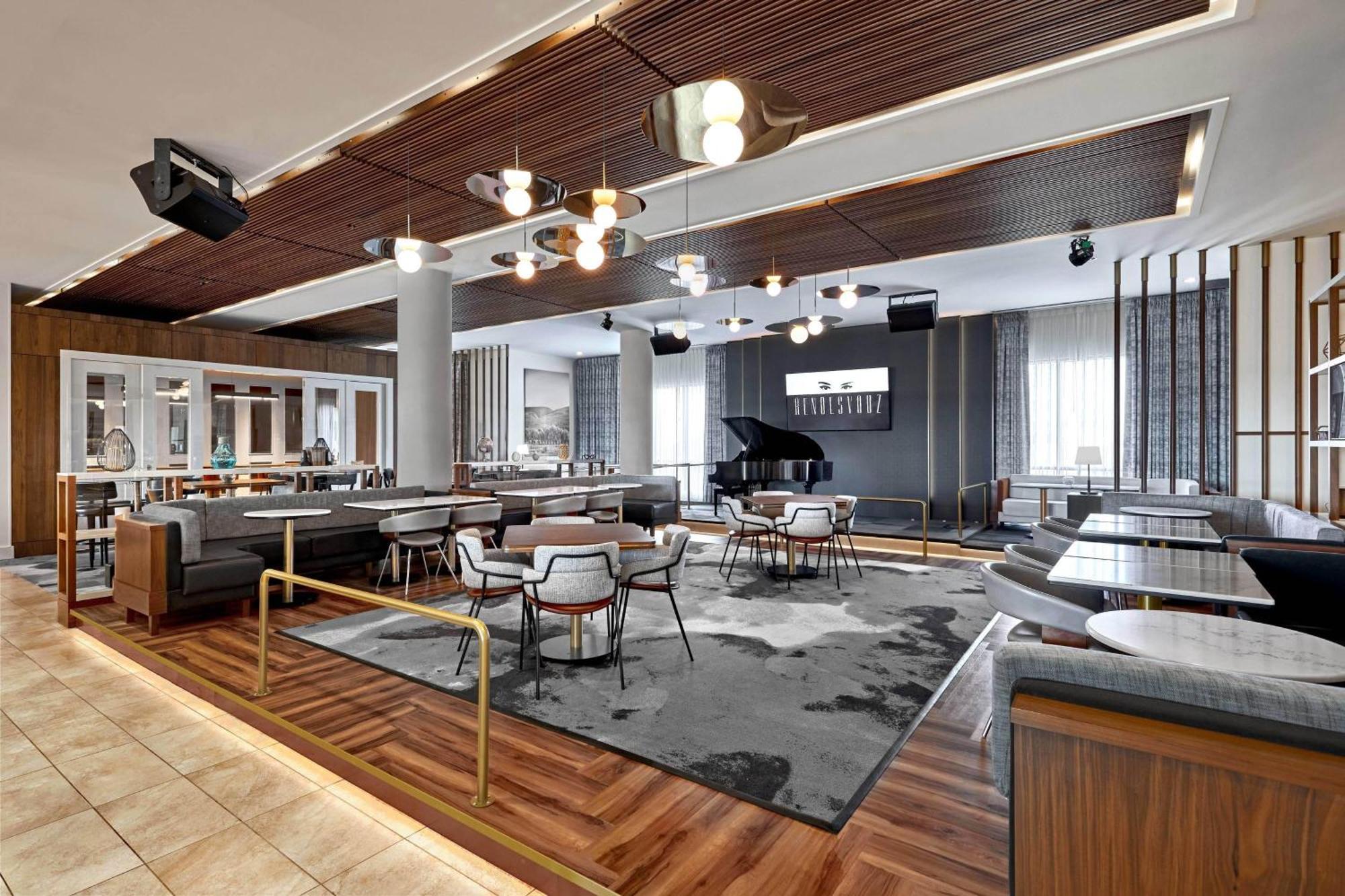Courtyard By Marriott Calgary South Hotel Bagian luar foto