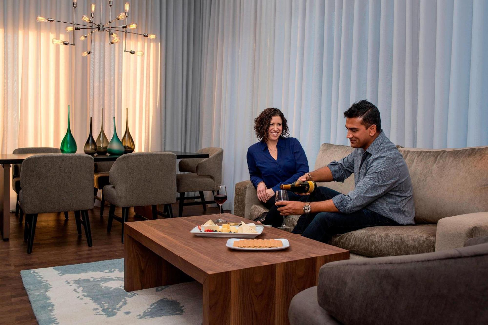 Courtyard By Marriott Calgary South Hotel Bagian luar foto