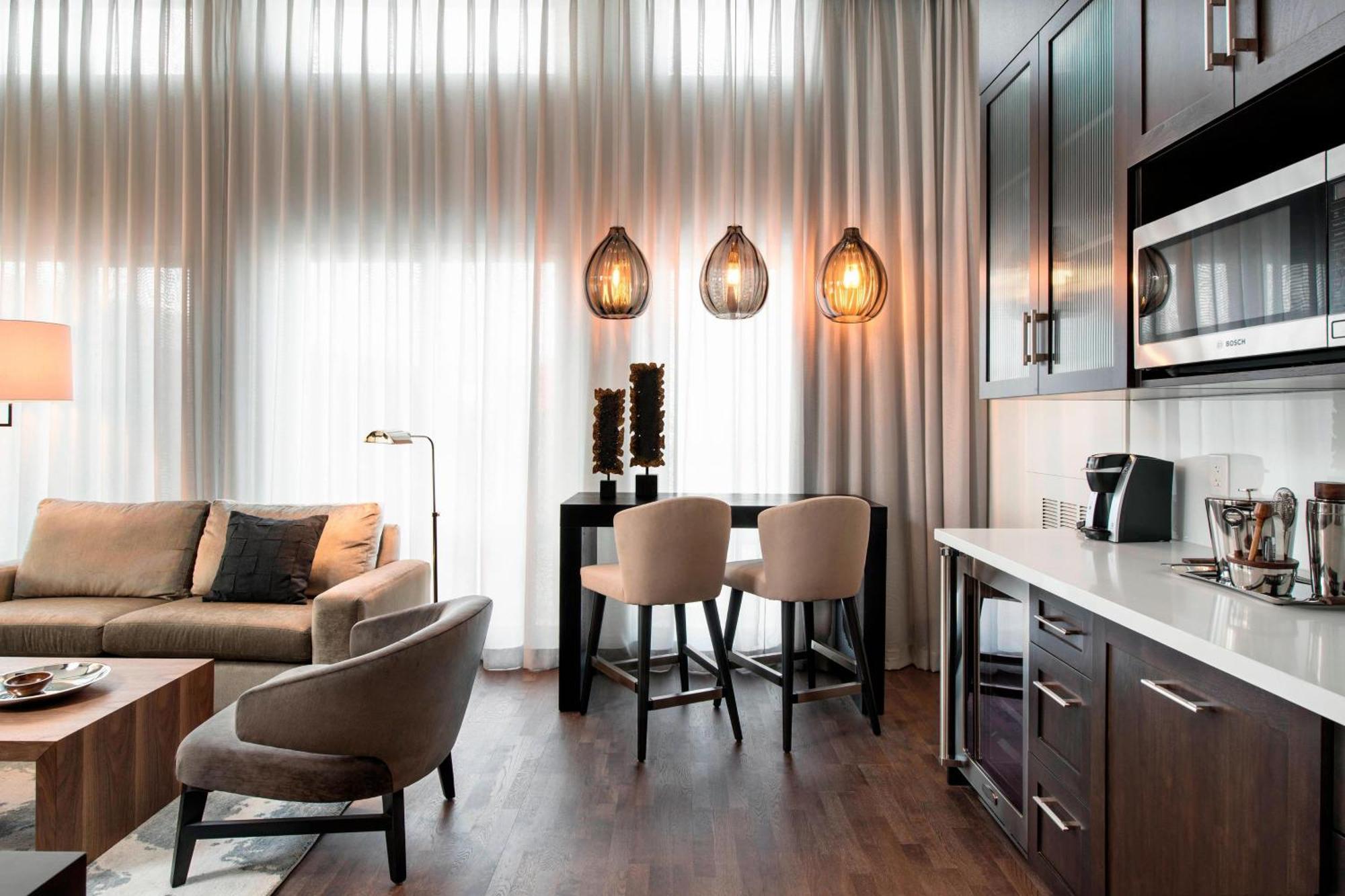 Courtyard By Marriott Calgary South Hotel Bagian luar foto